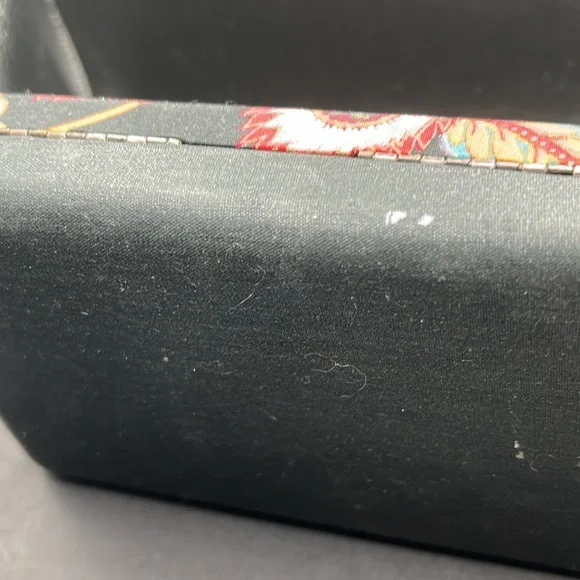 Vintage jewelry box with jewelry selection. Earring, necklaces, ring, etc. - Picture 16 of 16